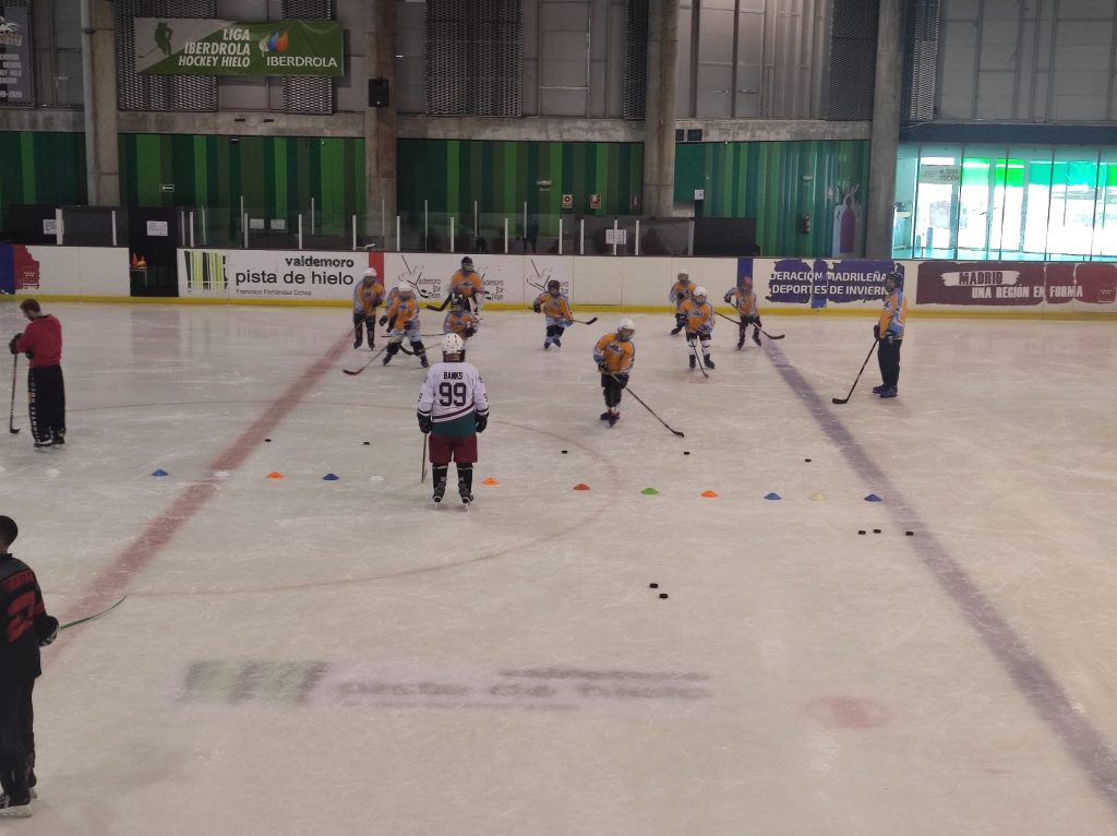 Imagen de los jugadores de Mamuts Hockey durante la jornada de hockey hielo