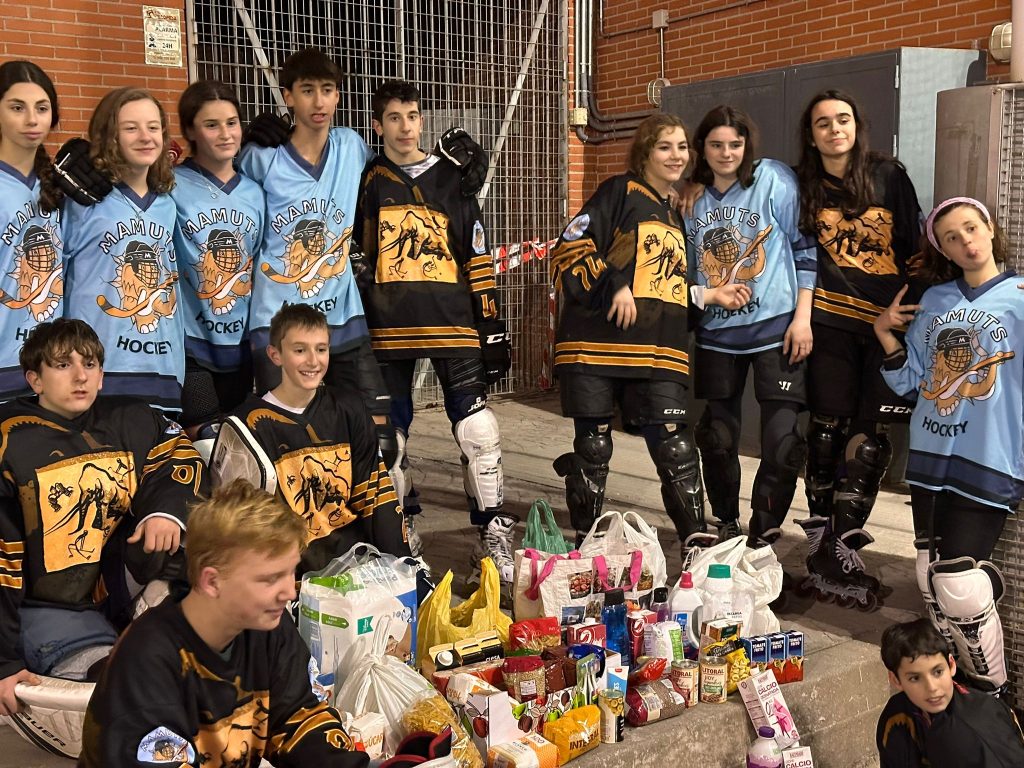 Imagen del equipo de Mamuts Hockey Infantil en la jornada de deporte solidario para la recogida de alimentos