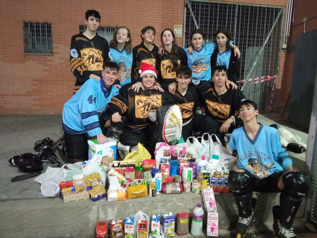 Imagen del equipo de Mamuts Hockey Juvenil en la jornada de deporte solidario para la recogida de alimentos